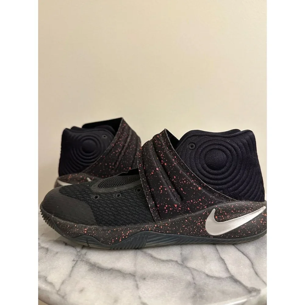 Nike Kyrie Basketball 🏀 Black Speckle Sneakers size 5.5Y (laces‎ not included)